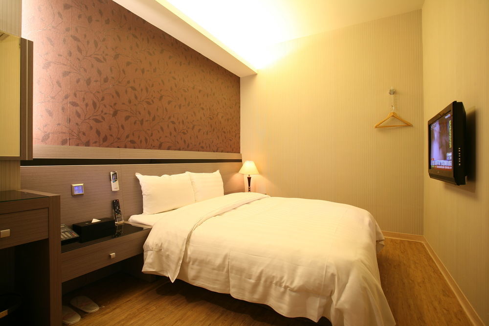 Military 75 Hotel Taichung Exterior foto